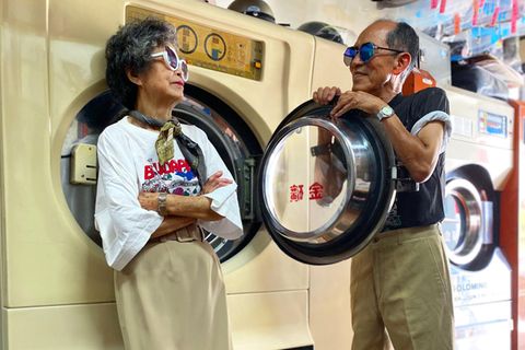 Hsu Hsiu-e und Chang Wan-ji posieren vor einer Waschmaschine für eine Instagram-Aufnahme