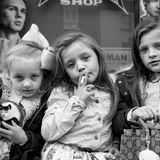 Drei Mädchen mit einem kleinen Kätzchen