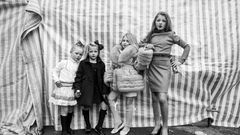 Vier Mädchen posieren in extravaganter Kleidung