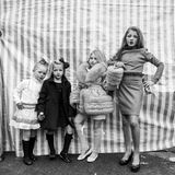 Vier Mädchen posieren in extravaganter Kleidung