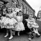 Drei schick angezogene Mädchen