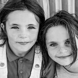 Zwei Mädchen lächeln in die Kamera