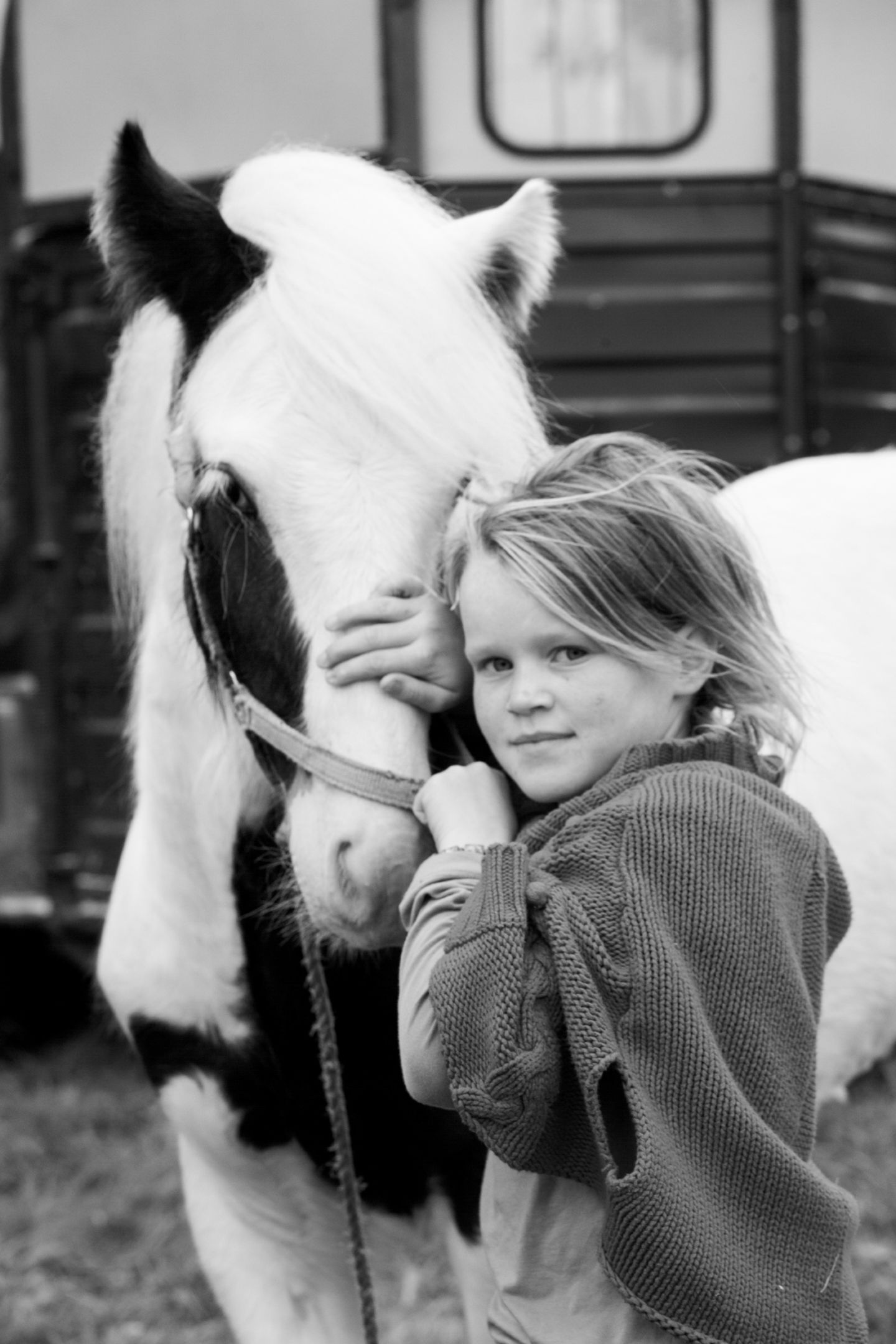 Ein Mädchen mit einem Pony
