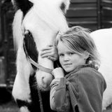 Ein Mädchen mit einem Pony