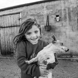 Ein Mädchen trägt einen Hund