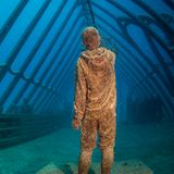 Die angedeuteten Streben des "Coral Greenhouse" sind aus rostfreiem Edelstahl und Teil des Museum of Underwater Art (MOUA)