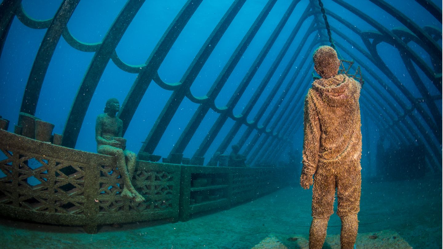 Die angedeuteten Streben des "Coral Greenhouse" sind aus rostfreiem Edelstahl und Teil des Museum of Underwater Art (MOUA)