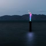 Für Wasserscheue gibt es in Townsville auch etwas zu sehen: An der Uferpromenade hat deCaires Taylor eine vier Meter aus dem Meer ragende, solarbetriebene Skulptur aufgestellt, ausgestattet mit speziellen Lichteffekten. Die Farbveränderungen spiegeln die Schwankungen der Wassertemperatur wider.