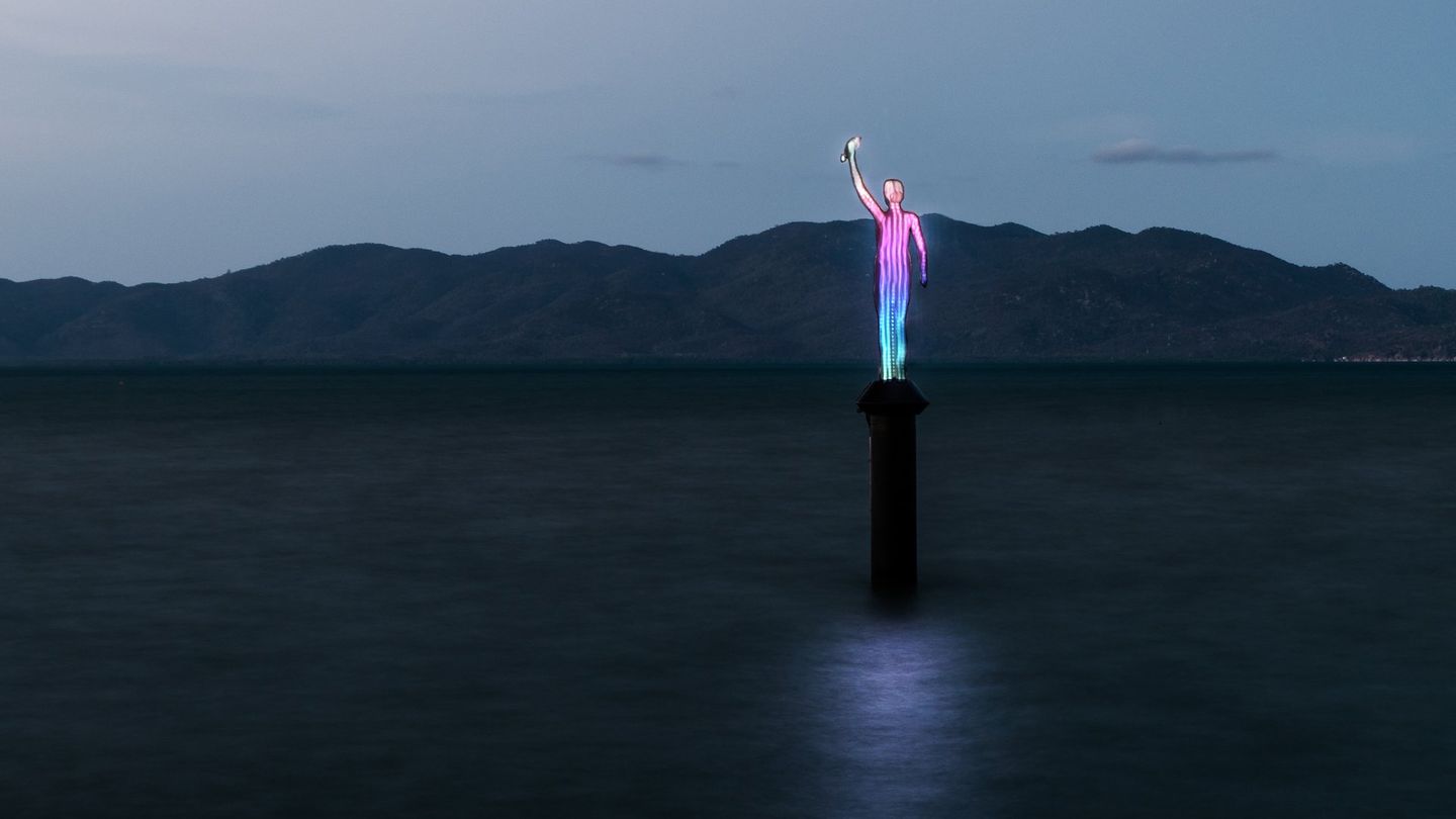 Für Wasserscheue gibt es in Townsville auch etwas zu sehen: An der Uferpromenade hat deCaires Taylor eine vier Meter aus dem Meer ragende, solarbetriebene Skulptur aufgestellt, ausgestattet mit speziellen Lichteffekten. Die Farbveränderungen spiegeln die Schwankungen der Wassertemperatur wider.