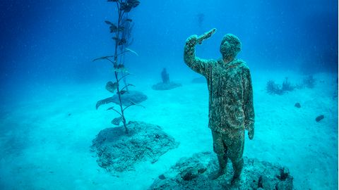 Bild 1 von 8 der Fotostrecke zum Klicken:  Mehr als 20 "Reef Guardians" und weitere Kunstwerke wurden 70 Kilometer vor der Nordostküste Australiens beim Ort Townsville im Meer aufgestellt