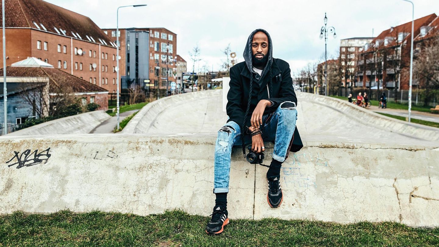 „Ghetto Law“ – Joachim Rienhart schaut sich das von der Regierung als „hartes Ghetto“ eingestufte Mjolnerparken in Kopenhagen an und versucht die Sinnhaftigkeit/Angemessenheit des 2019 eingeführten Gesetzes zu recherchieren. In Dänemark gibt es seit... Shuaib Abdulkasir