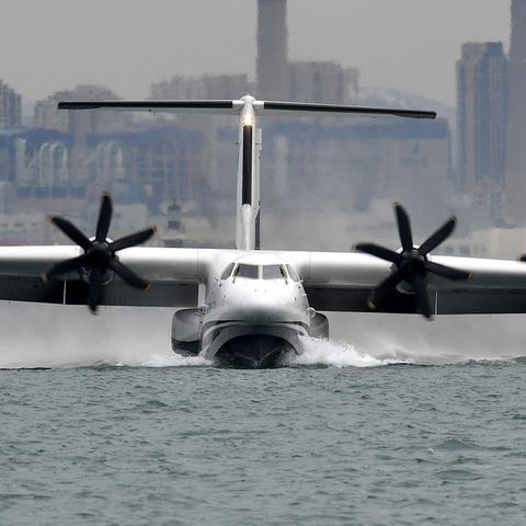 Die AG600 landet auf dem Wasser.
