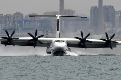 Die AG600 landet auf dem Wasser.