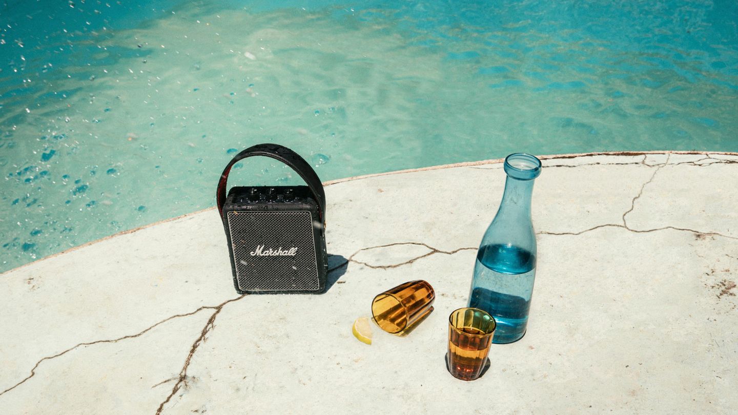 Der Marshall Stockwell 2 ist einer der neu getesteten Speaker und hält dank Spirtwasserschutz auch am Pool durch