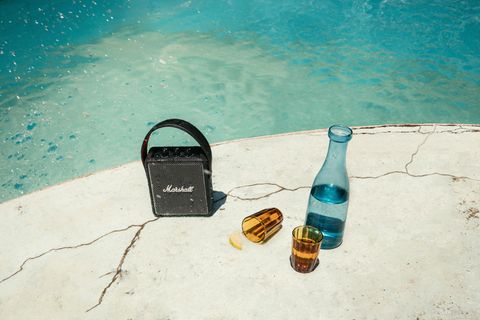 Der Marshall Stockwell 2 ist einer der neu getesteten Speaker und hält dank Spirtwasserschutz auch am Pool durch