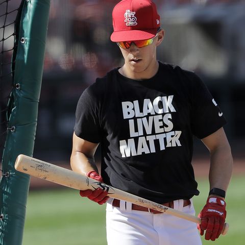 Ein Spieler der St. Louis Cardinals trägt ein "Black Lives Matter"-Shirt vor dem Startspiel der Baseball-Saison in den USA.