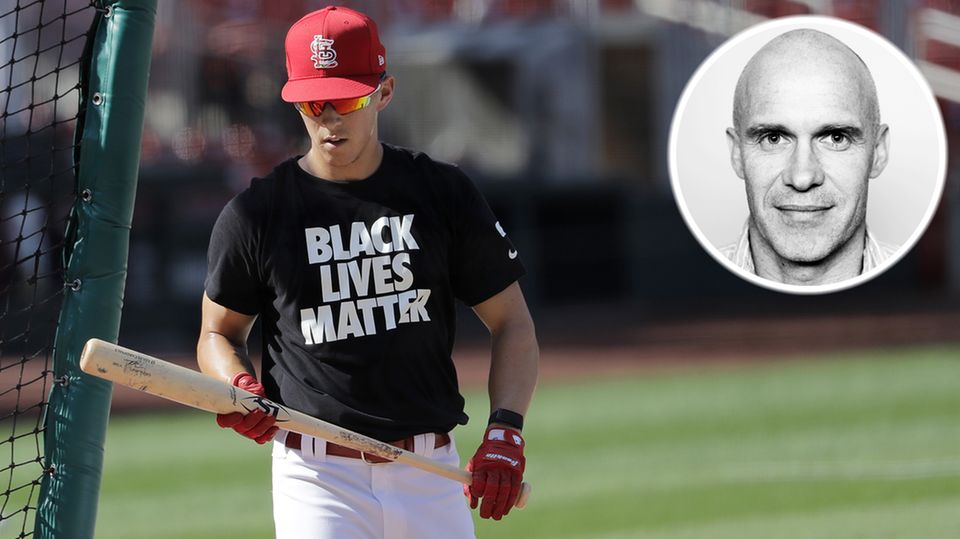 Ein Spieler der St. Louis Cardinals trägt ein "Black Lives Matter"-Shirt vor dem Startspiel der Baseball-Saison in den USA. Ein Spieler der St. Louis Cardinals trägt ein "Black Lives Matter"-Shirt vor dem Startspiel der Baseball-Saison in den USA.