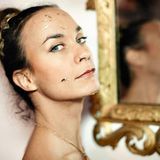 Die Risse ihrer Haut überzieht Gioia für das Kunstprojekt mit Blattgold