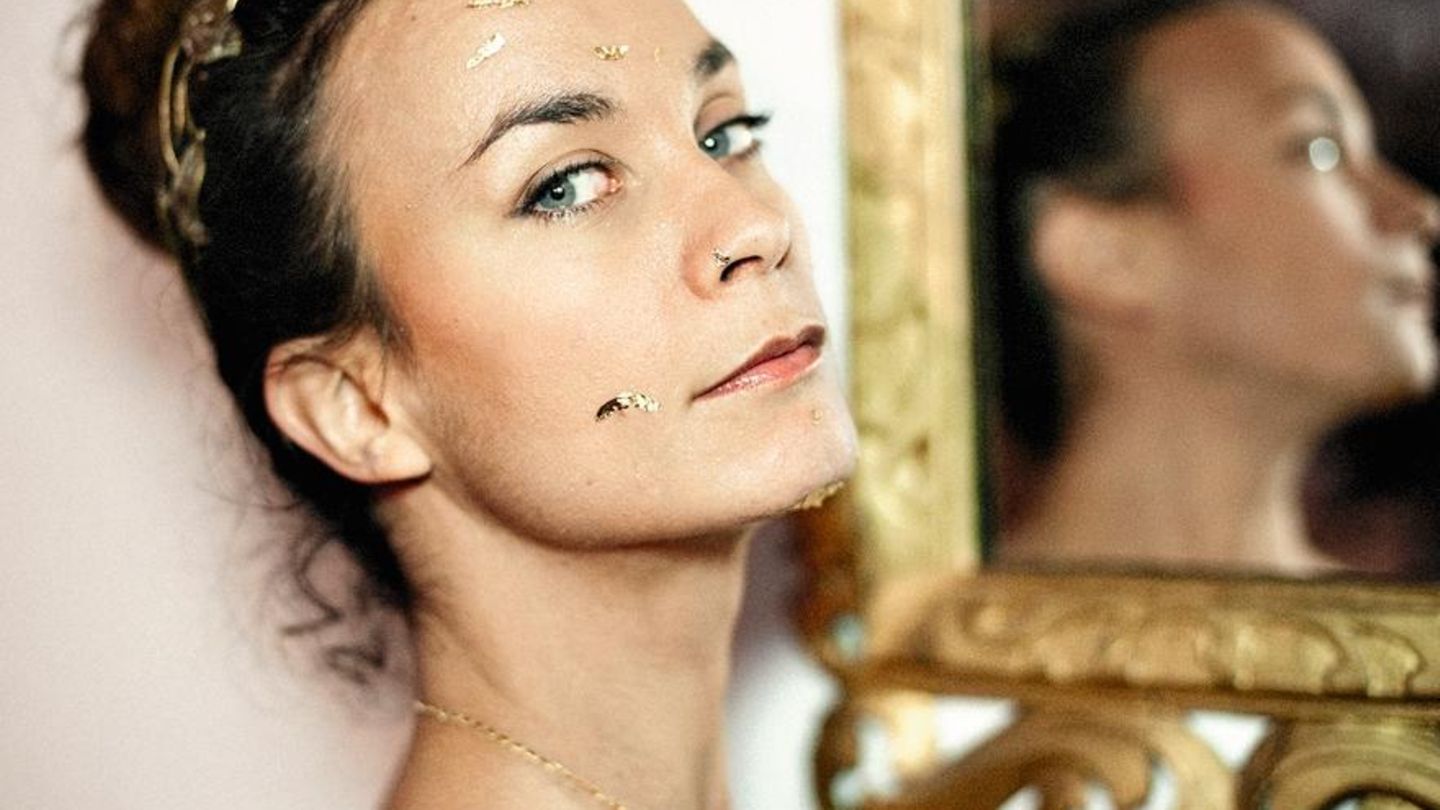 Die Risse ihrer Haut überzieht Gioia für das Kunstprojekt mit Blattgold