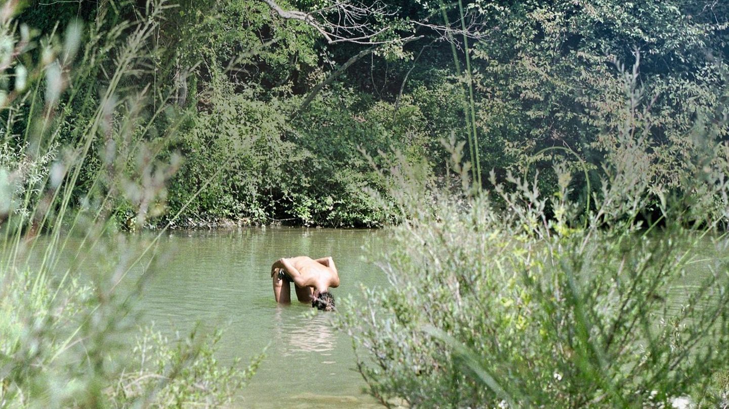 Gioia badet in einem Flüsschen nahe Siena