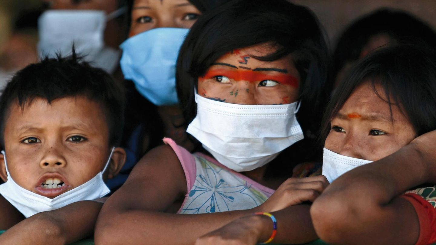(200702) -- RORAIMA, July 2, 2020 (Xinhua) -- Indigenous people wait for medical consultation in Roraima state, Brazil, on June 30, 2020. A Brazilian military medical team is providing medical care to the indigenous people from June 30 to July 5, with s... Kinder im Bundesstaat Roraima