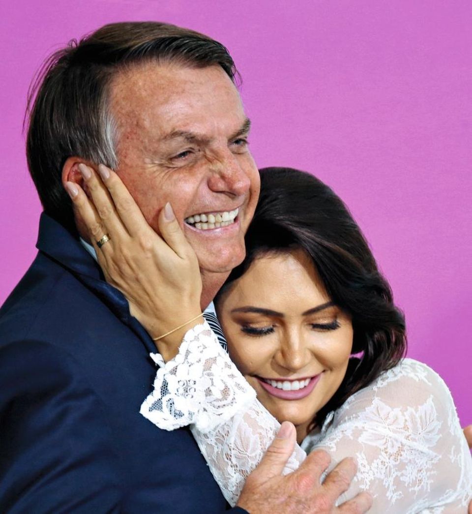 Brazil's President Jair Bolsonaro hugs his wife, Michelle Bolsonaro during a ceremony marking International Women's Day at Planalto Palace in Brasilia, Brazil March 6, 2020. REUTERS/Adriano Machado Jair Bolsonaro mit seiner Frau Michelle