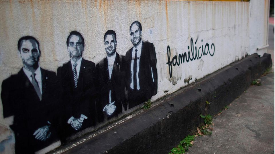 View of a wall depicting Brazilian President Jair Bolsonaro (2-L) and his sons, congressman Eduardo Bolsonaro (L), Senator Flavio Bolsonaro (1-R) and councilman Carlos Bolsonaro (2-R) and reading “Familitia” -combination of the words family and militia-... Graffiti von Bolsonaro und seinen Söhnen