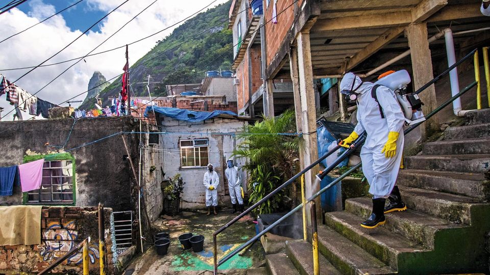Einwohner reinigen die öffentlichen Wege einer Favela