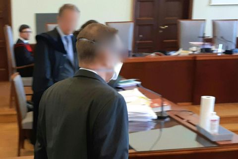 Angeklagter Banker kommt in den Gerichtssaal in Wiener Neustadt