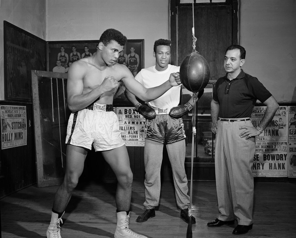 Cassius Clays beim Training in Louisville 1961: Beobachtet wird er von Trainer Angelo Dundee (rechts) und Jimmy Ellis (Mitte)