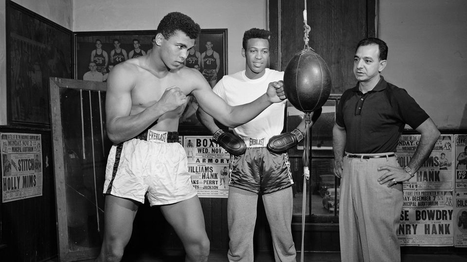 Cassius Clays beim Training in Louisville 1961: Beobachtet wird er von Trainer Angelo Dundee (rechts) und Jimmy Ellis (Mitte)