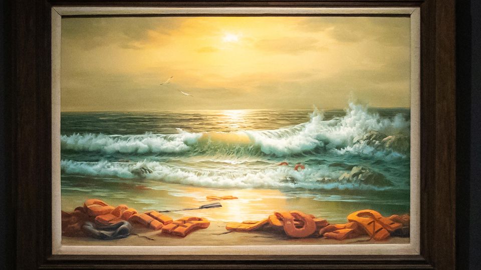 Ein Ölbild zeigt einen Strand am Mittelmeer mit angespülten Rettungswesten Ein Ölbild zeigt einen Strand am Mittelmeer mit angespülten Rettungswesten