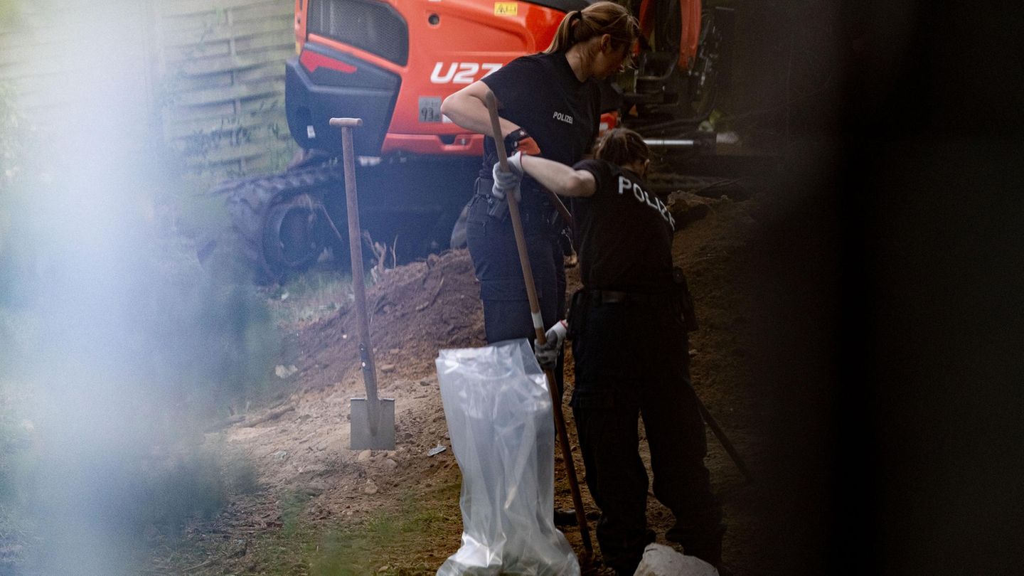 Polizeibeamte durchsuchen eine Kleingarten-Parzelle im niedersächsischen Seelze