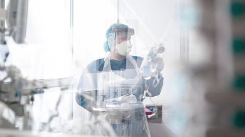 Coronavirus: Eine Krankenpflegerin arbeitet in Schutzkleidung