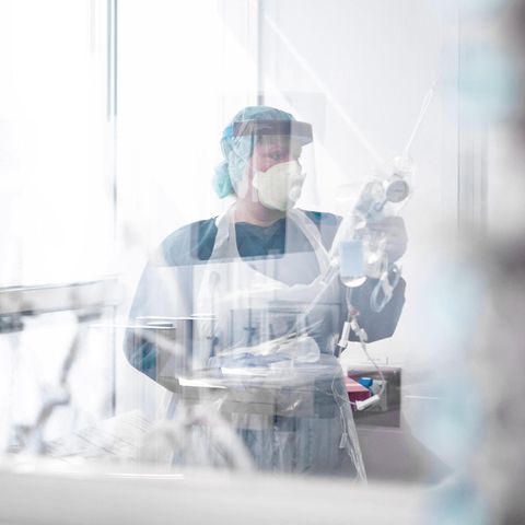 Coronavirus: Eine Krankenpflegerin arbeitet in Schutzkleidung