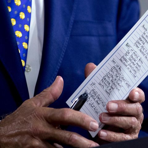 Notizzettel in der Hand von Joe Biden mit dem Namen Kamala Harris drauf