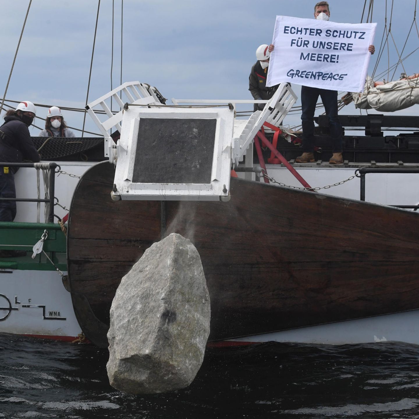 Warum Greenpeace Aktivisten Steine In Der Ostsee Vor Rugen Versenken Stern De