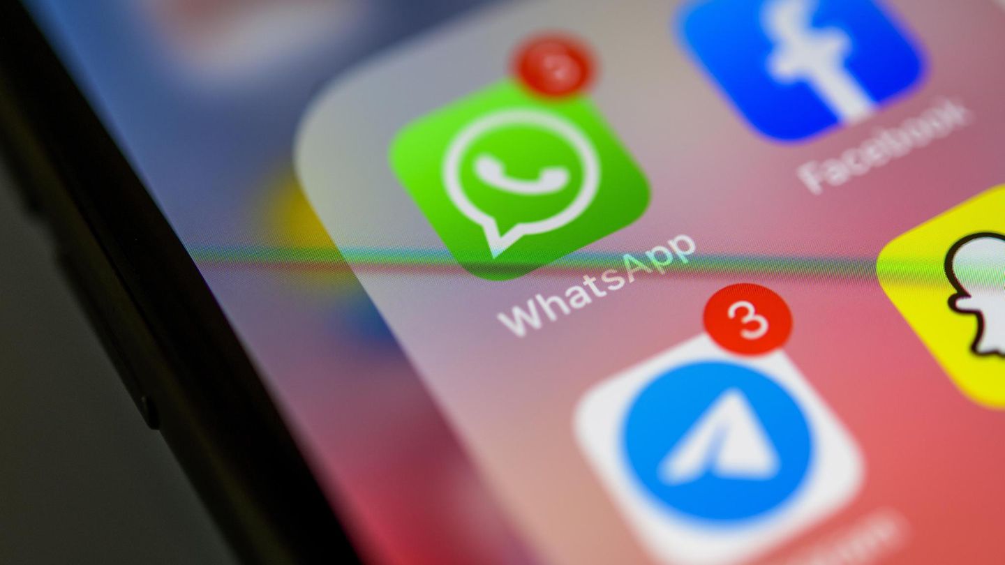 Anzeige von Apps sozialer Netzwerke auf einem Handy-Display