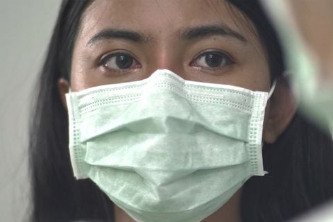 Covid-19: Test zeigt, wie gut Masken Tropfen zurückhalten.