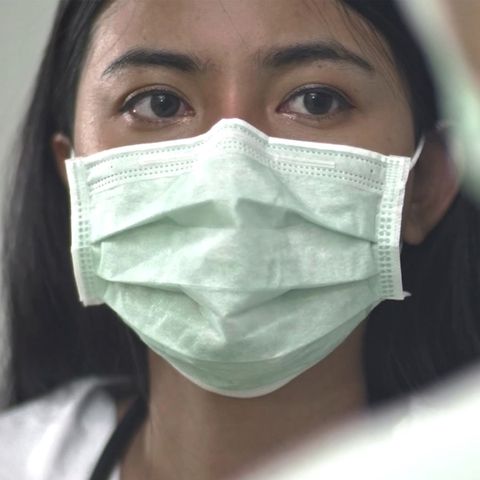 Covid-19: Test zeigt, wie gut Masken Tropfen zurückhalten.