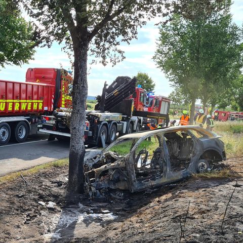 Unfall mit E-Auto: Junge Frau stirbt in brennendem Wrack