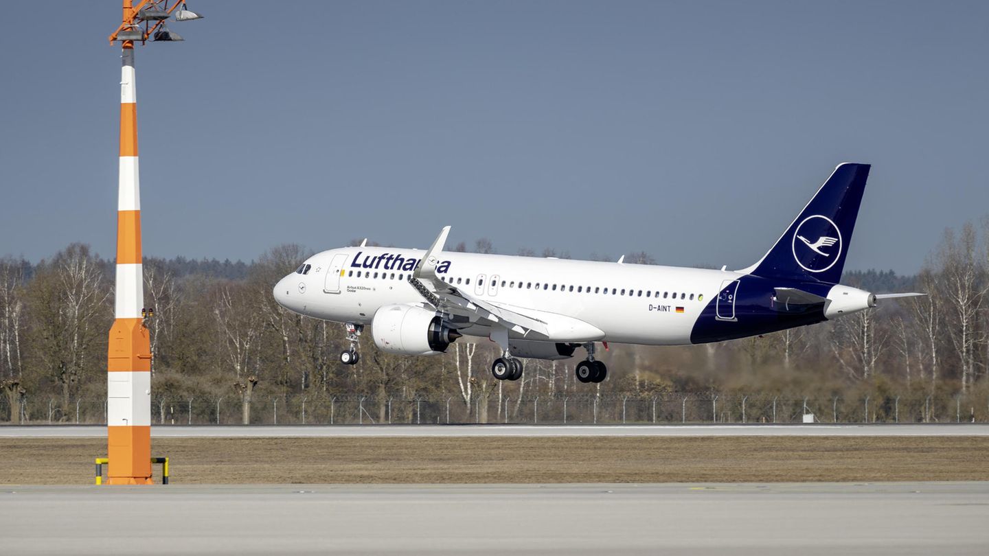 Urlaub 2020: Sie Fliegen wieder: Ein Airbus A320 der Lufthansa transportiert Passagiere durch Europa Sie Fliegen wieder: Ein Airbus A320 der Lufthansa transportiert Passagiere durch Europa