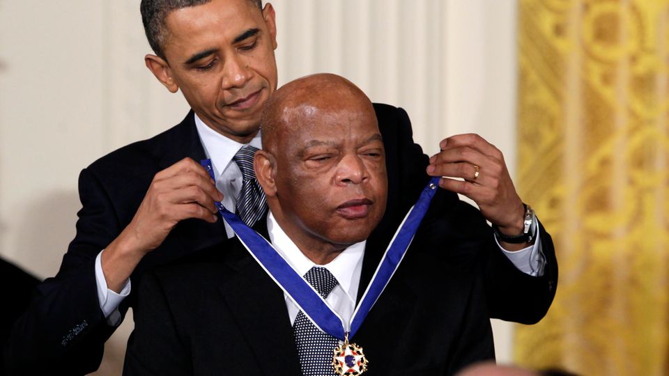 Barack Obama überreicht John Lewis die Presidential Medal of Freedom