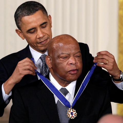 Barack Obama überreicht John Lewis die Presidential Medal of Freedom