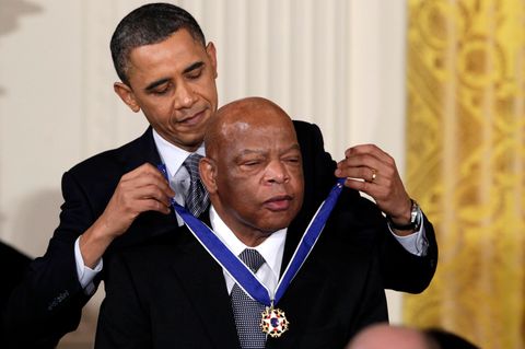 Barack Obama überreicht John Lewis die Presidential Medal of Freedom