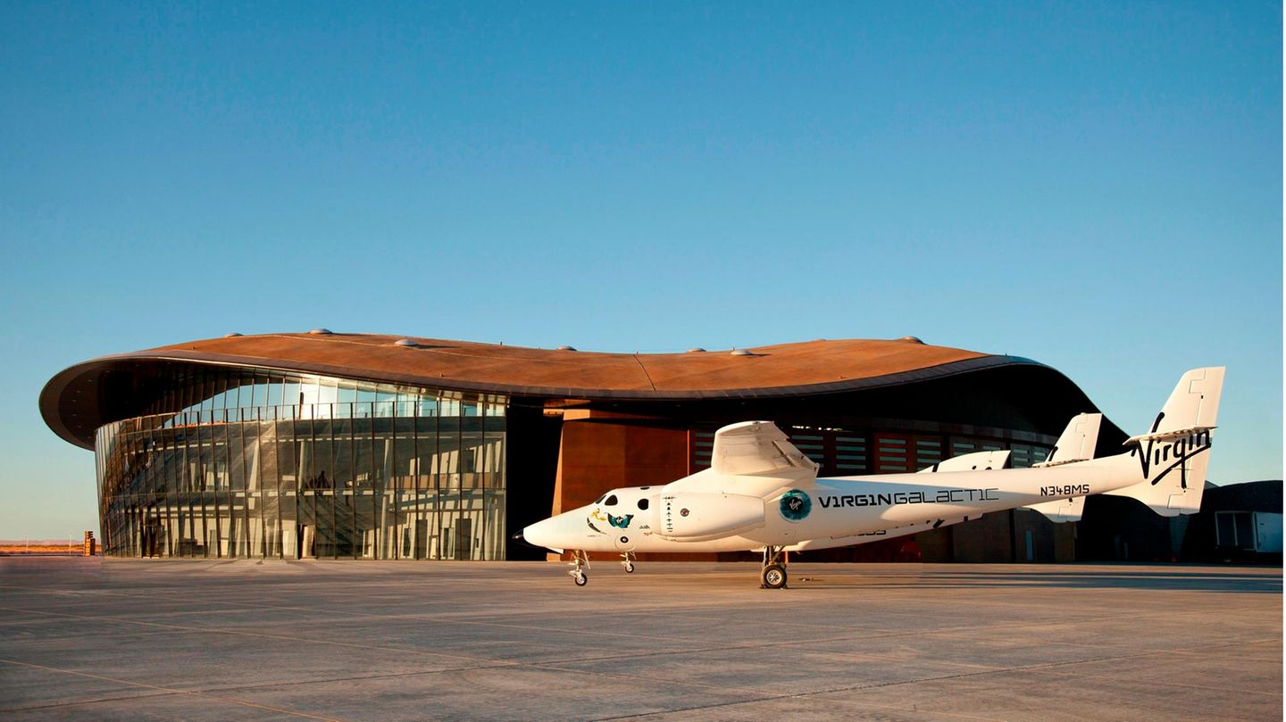 Blick von der Seite auf das Trägerflugzeug "White Knight Two", das die "VSS Unity" zunächst in eine Höhe von 15.000 Metern befördern soll, ehe es ausgeklinkt wird.