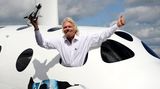 Er rührt vehement die Werbetrommel für sein Projekt: Der britische Geschäftsmann Sir Richard Branson lehnt sich für Fotografen weit aus dem Cockpitfenster.