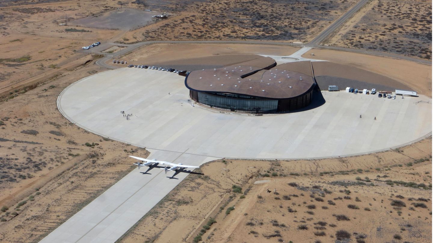 Das Gebäude in der Wüste New Mexicos ist ein Entwurf des berühmten Achitekturbüros von Norman Foster, der auch die gläserne Kuppel für den Reichstag in Berlin geschaffen hat.