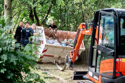 Polizisten arbeiten auf dem Kleingartengrundstück in Hannover