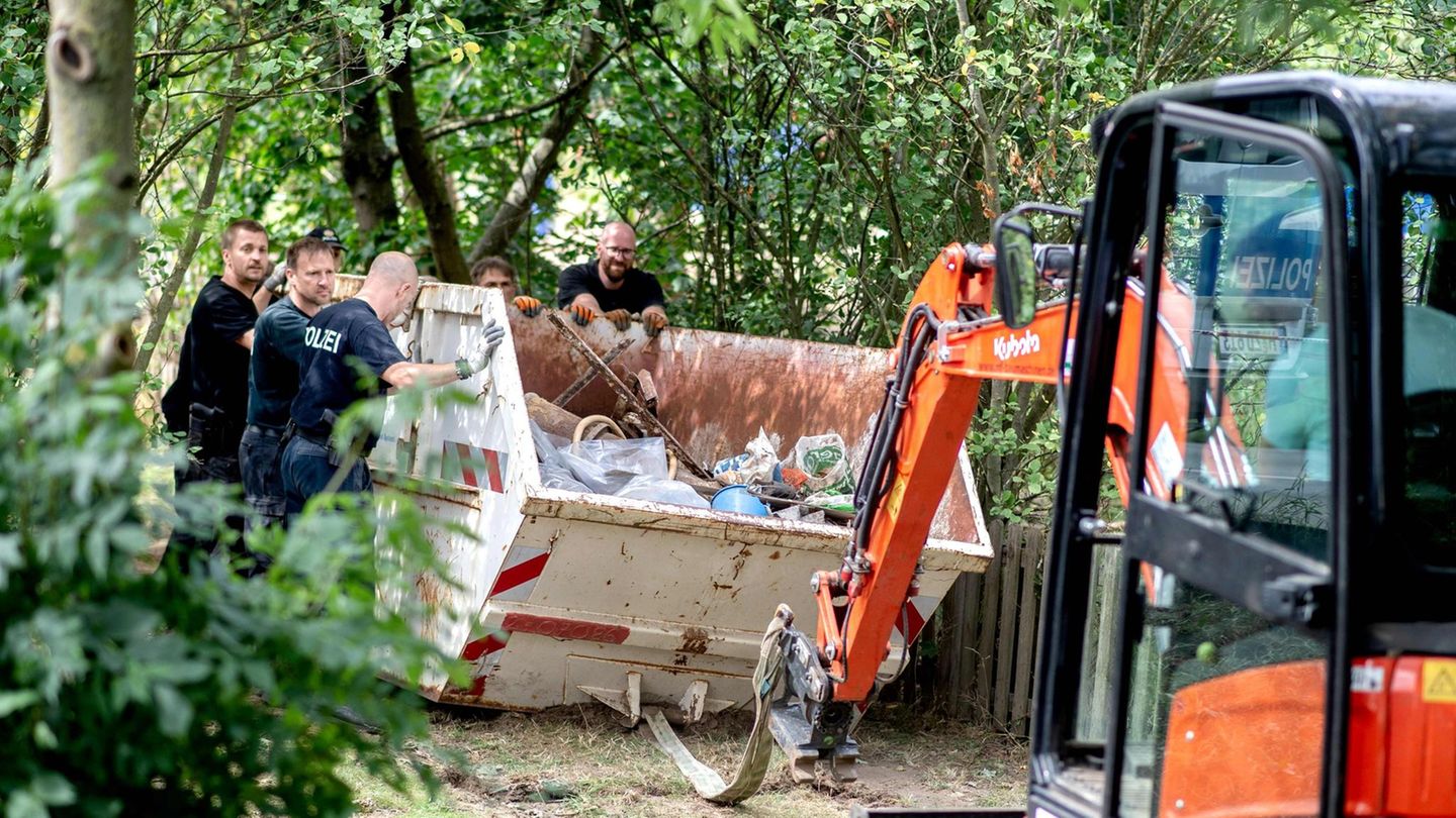 Polizisten arbeiten auf dem Kleingartengrundstück in Hannover